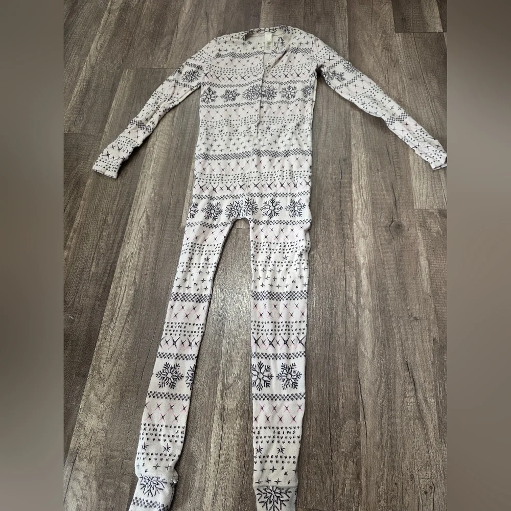 SKIMS KIDS POINTELLE HENLEY ONESIE ROMPER PJS 6 Cozy Snowflake Kids Pajamas